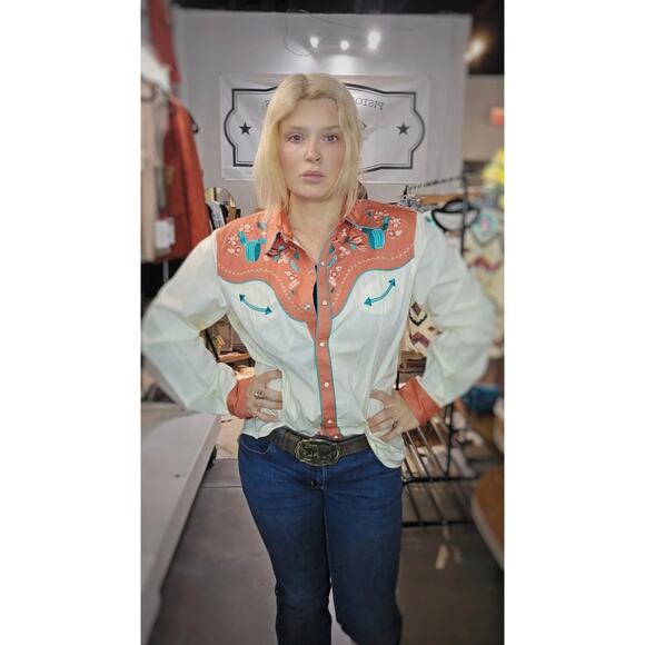 Cream and salmon pearl snap - Picture 2 of 3